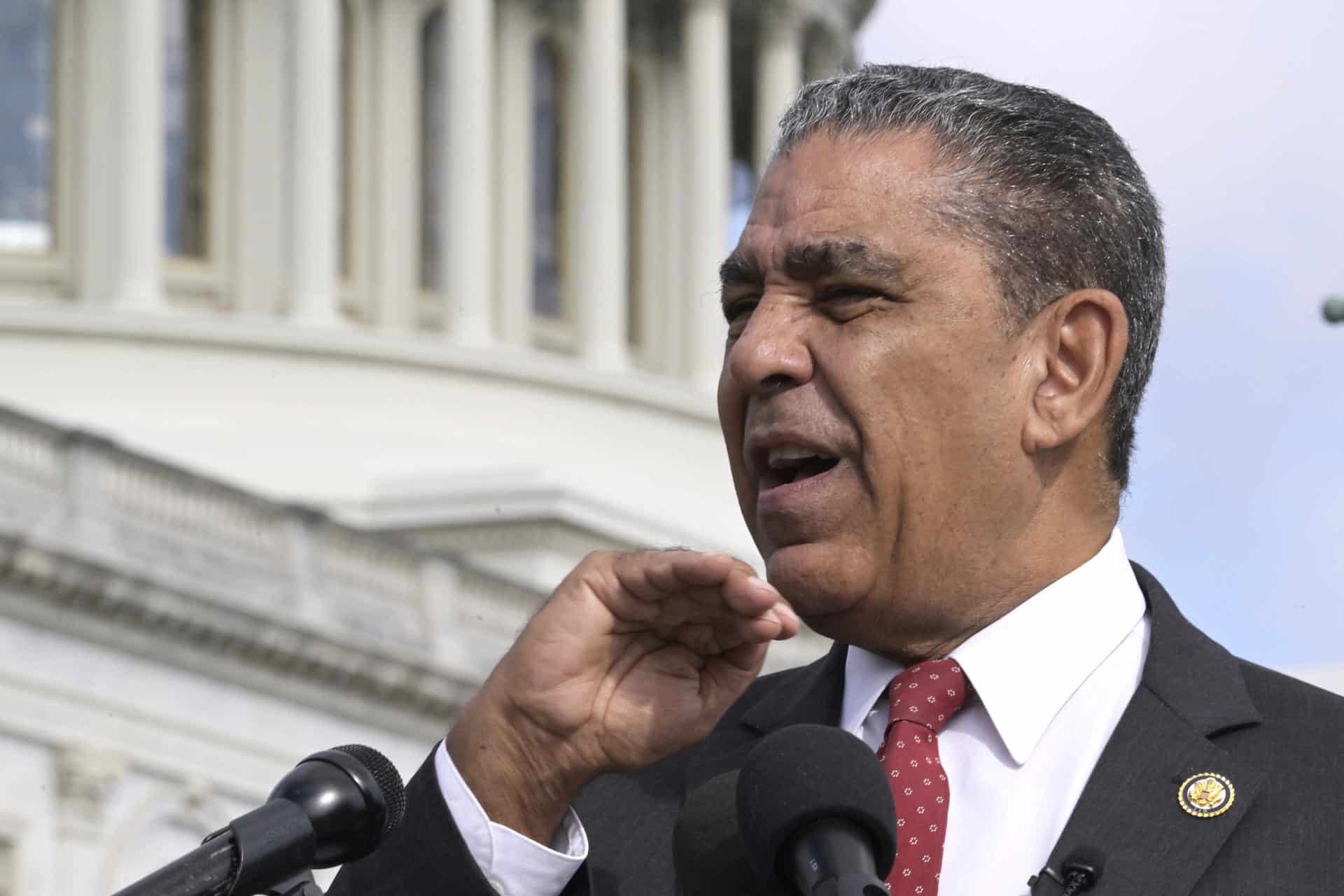 l presidente del Caucus Hispano del Congreso, Adriano Espaillat, habla durante una rueda de prensa en Washington (Estados Unidos). Imagen de archivo. EFE/ Lenin Nolly
