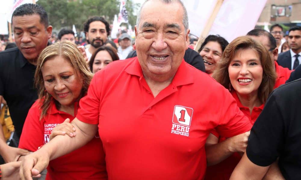 El candidato a la Presidencia de Perú Mario Vizcarra (c), hermano del expresidente peruano Martín Vizcarra, reacciona durante un mitin este viernes, en Lima (Perú). EFE/ Paolo Aguilar