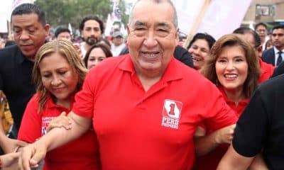 El candidato a la Presidencia de Perú Mario Vizcarra (c), hermano del expresidente peruano Martín Vizcarra, reacciona durante un mitin este viernes, en Lima (Perú). EFE/ Paolo Aguilar