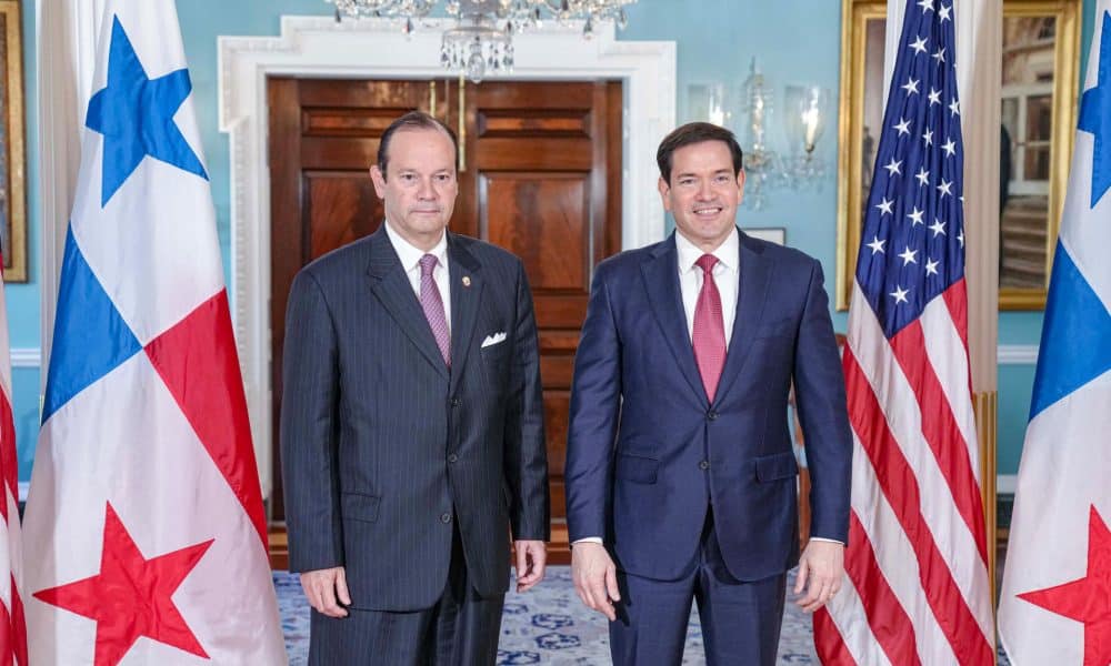 Fotografía cedida por el Departamento de Estado de Estados Unidos donde aparece su secretario, Marco Rubio (d), posando junto al ministro de Relaciones Exteriores de Panamá, Javier Martínez-Acha, este martes en la sede del Departamento de Estado, en Washington (Estados Unidos). EFE/ Departamento Estado EEUU/ Freddie Everett