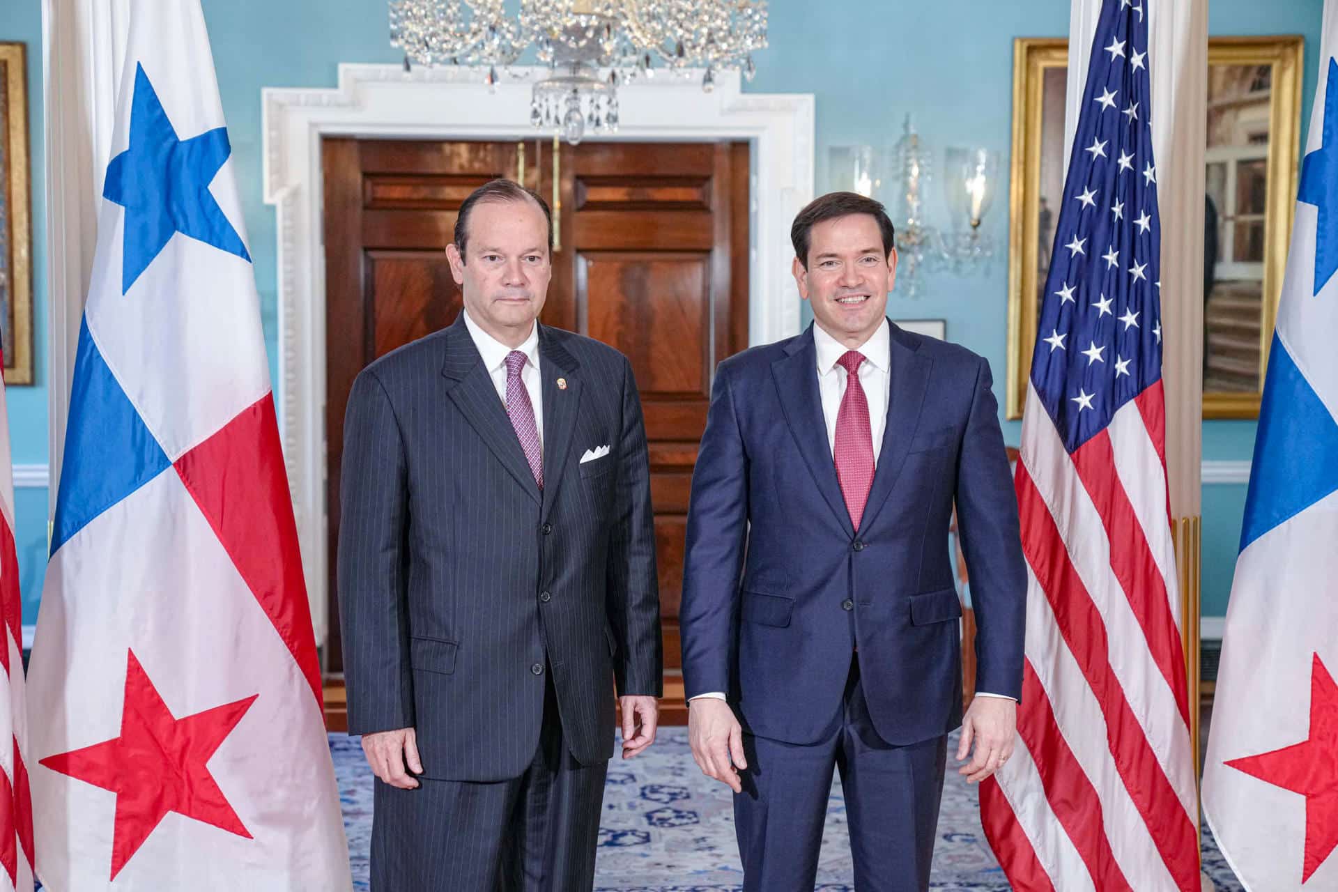 Fotografía cedida por el Departamento de Estado de Estados Unidos donde aparece su secretario, Marco Rubio (d), posando junto al ministro de Relaciones Exteriores de Panamá, Javier Martínez-Acha, este martes en la sede del Departamento de Estado, en Washington (Estados Unidos). EFE/ Departamento Estado EEUU/ Freddie Everett
