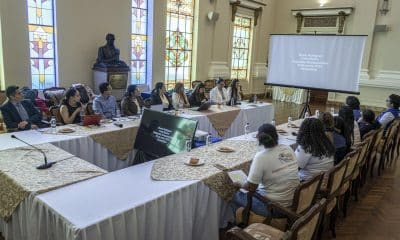 Fotografía cedida por el Comité Permanente por la Defensa de los Derechos Humanos (CDH) de Ecuador, que muestra una reunión con funcionarios del gobierno de Ecuador este viernes, en la Gobernación del Guayas en Guayaquil (Ecuador). EFE/ Comité Permanente por la Defensa de los Derechos Humanos / SOLO USO EDITORIAL/NO VENTAS/SOLO DISPONIBLE PARA ILUSTRAR LA NOTICIA QUE ACOMPAÑA(CRÉDITO OBLIGATORIO)