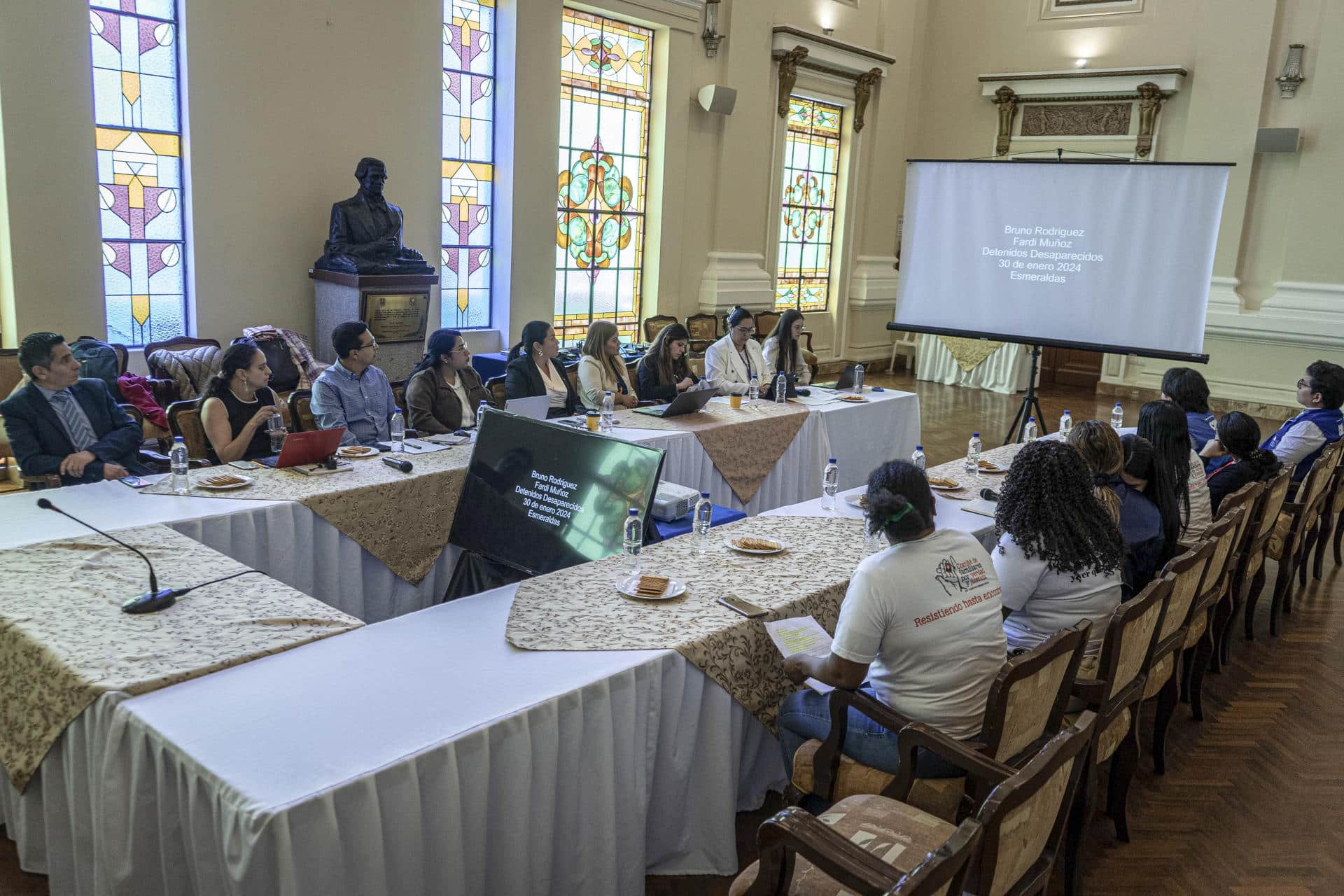 Fotografía cedida por el Comité Permanente por la Defensa de los Derechos Humanos (CDH) de Ecuador, que muestra una reunión con funcionarios del gobierno de Ecuador este viernes, en la Gobernación del Guayas en Guayaquil (Ecuador). EFE/ Comité Permanente por la Defensa de los Derechos Humanos / SOLO USO EDITORIAL/NO VENTAS/SOLO DISPONIBLE PARA ILUSTRAR LA NOTICIA QUE ACOMPAÑA(CRÉDITO OBLIGATORIO)