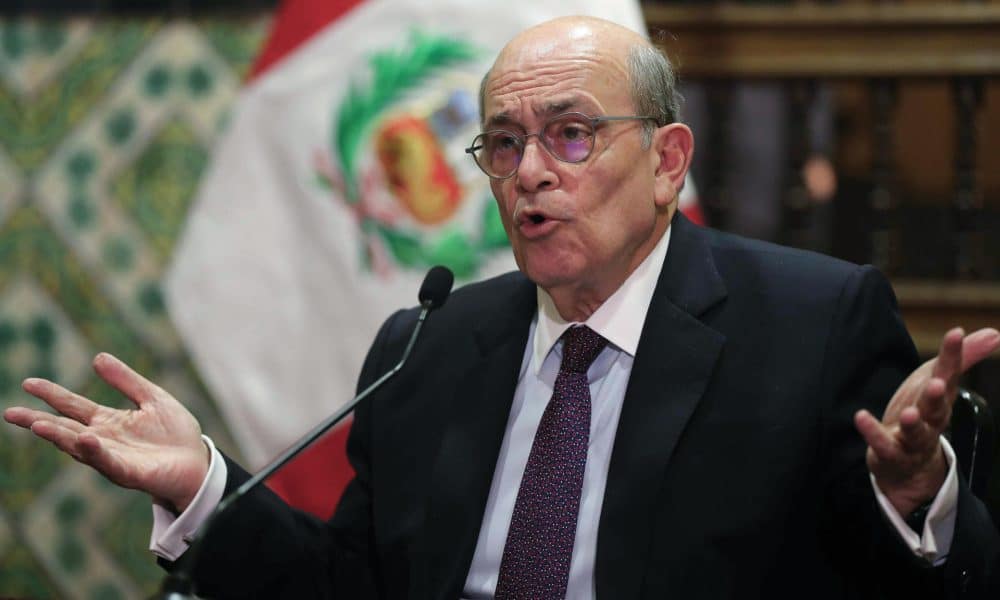 El ministro de Relaciones Exteriores de Perú, Hugo de Zela. EFE/Paolo Aguilar