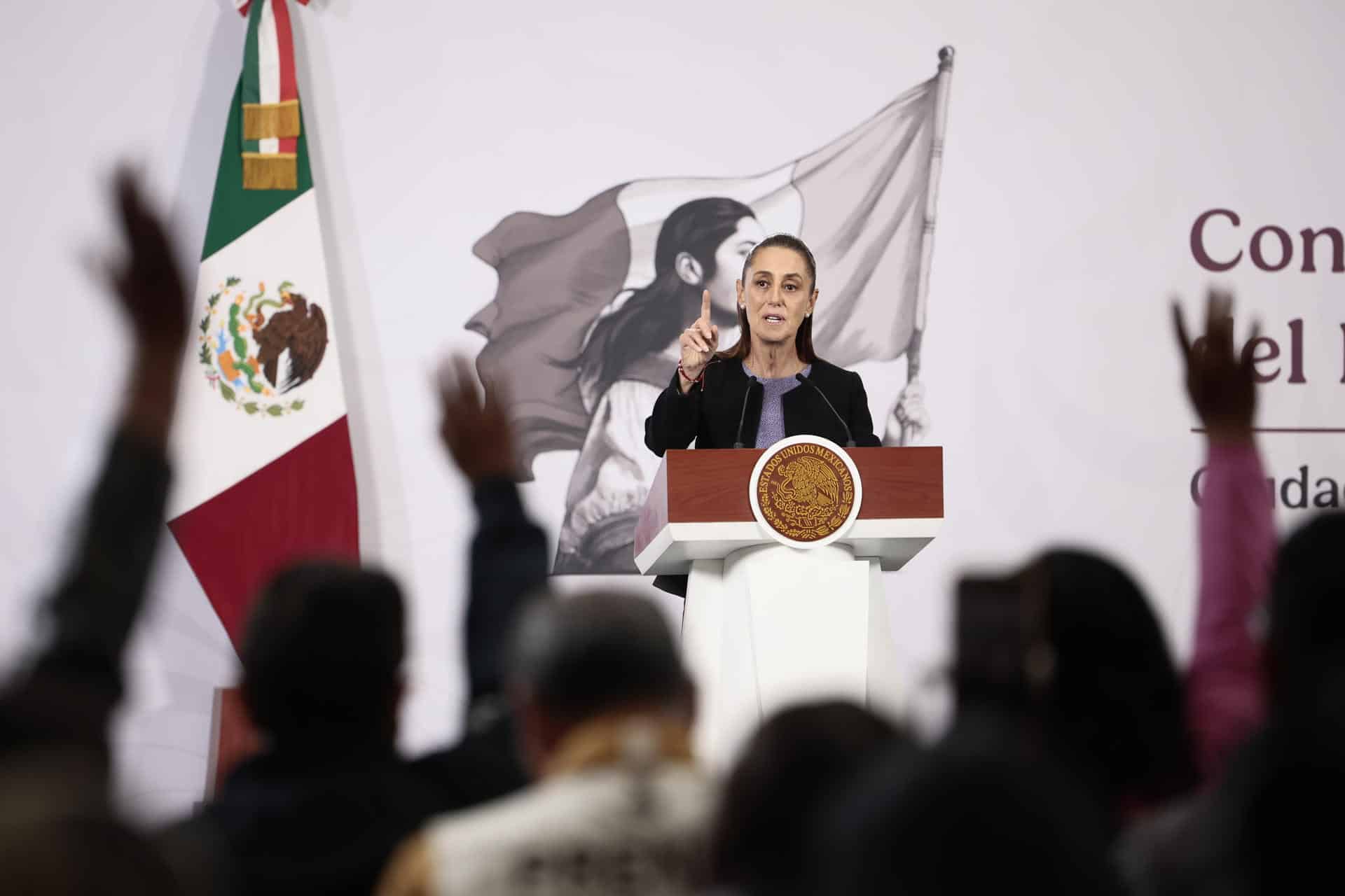 La presidenta de México, Claudia Sheinbaum, habla durante una rueda de prensa este jueves, en el Palacio Nacional de Ciudad de México (México). EFE/ José Méndez