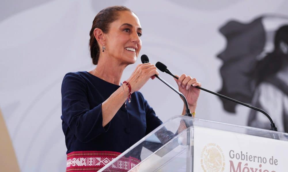 Fotografía cedida por la Presidencia de México de su mandataria Claudia Sheinbaum, hablando durante una conferencia de prensa este domingo, en Lázaro Cárdenas (México).  EFE/ Presidencia de México / SOLO USO EDITORIAL/NO VENTAS/SOLO DISPONIBLE PARA ILUSTRAR LA NOTICIA QUE ACOMPAÑA (CRÉDITO OBLIGATORIO)