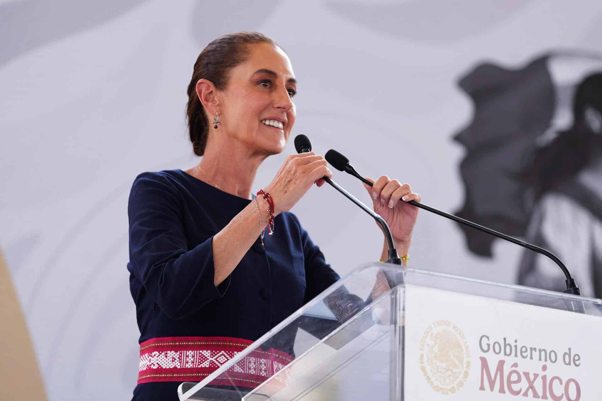 Fotografía cedida por la Presidencia de México de su mandataria Claudia Sheinbaum, hablando durante una conferencia de prensa este domingo, en Lázaro Cárdenas (México).  EFE/ Presidencia de México / SOLO USO EDITORIAL/NO VENTAS/SOLO DISPONIBLE PARA ILUSTRAR LA NOTICIA QUE ACOMPAÑA (CRÉDITO OBLIGATORIO)