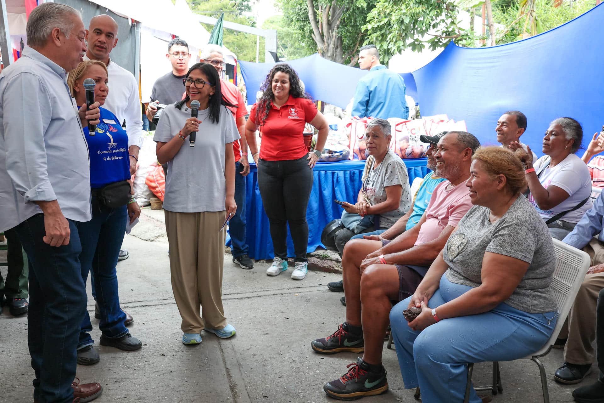 Fotografía difundida por el Palacio de Miraflores la mandataria encargada de Venezuela, Delcy Rodríguez (c) en Caracas (Venezuela). EFE/ Palacio de Miraflores