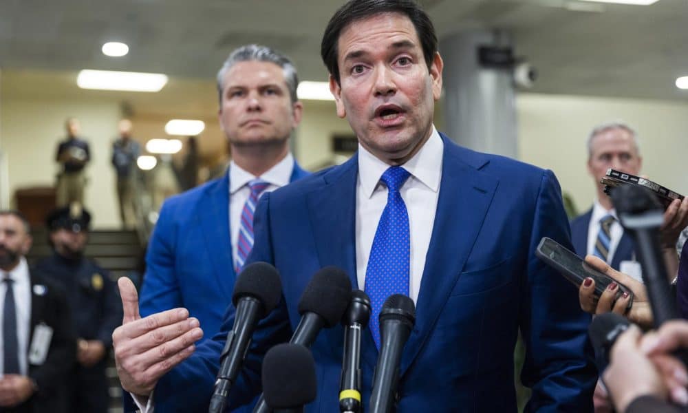 Fotografía de archivo del secretario de Estados de EE.UU., Marco Rubio (C). EFE/EPA/JIM LO SCALZO