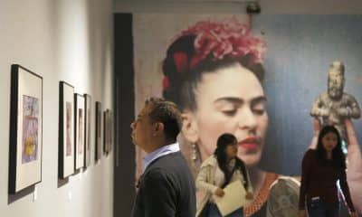 Fotografía del 23 de noviembre de 2018 que muestra a personas observando una exposición de la pintora mexicana Frida Kahlo, en Puebla (México). EFE/ Francisco Guasco