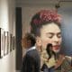 Fotografía del 23 de noviembre de 2018 que muestra a personas observando una exposición de la pintora mexicana Frida Kahlo, en Puebla (México). EFE/ Francisco Guasco