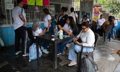 Familiares de presos políticos esperan frente al centro penitenciario Rodeo I este sábado, en Zamora estado de Miranda (Venezuela). EFE/ Ronald Peña R