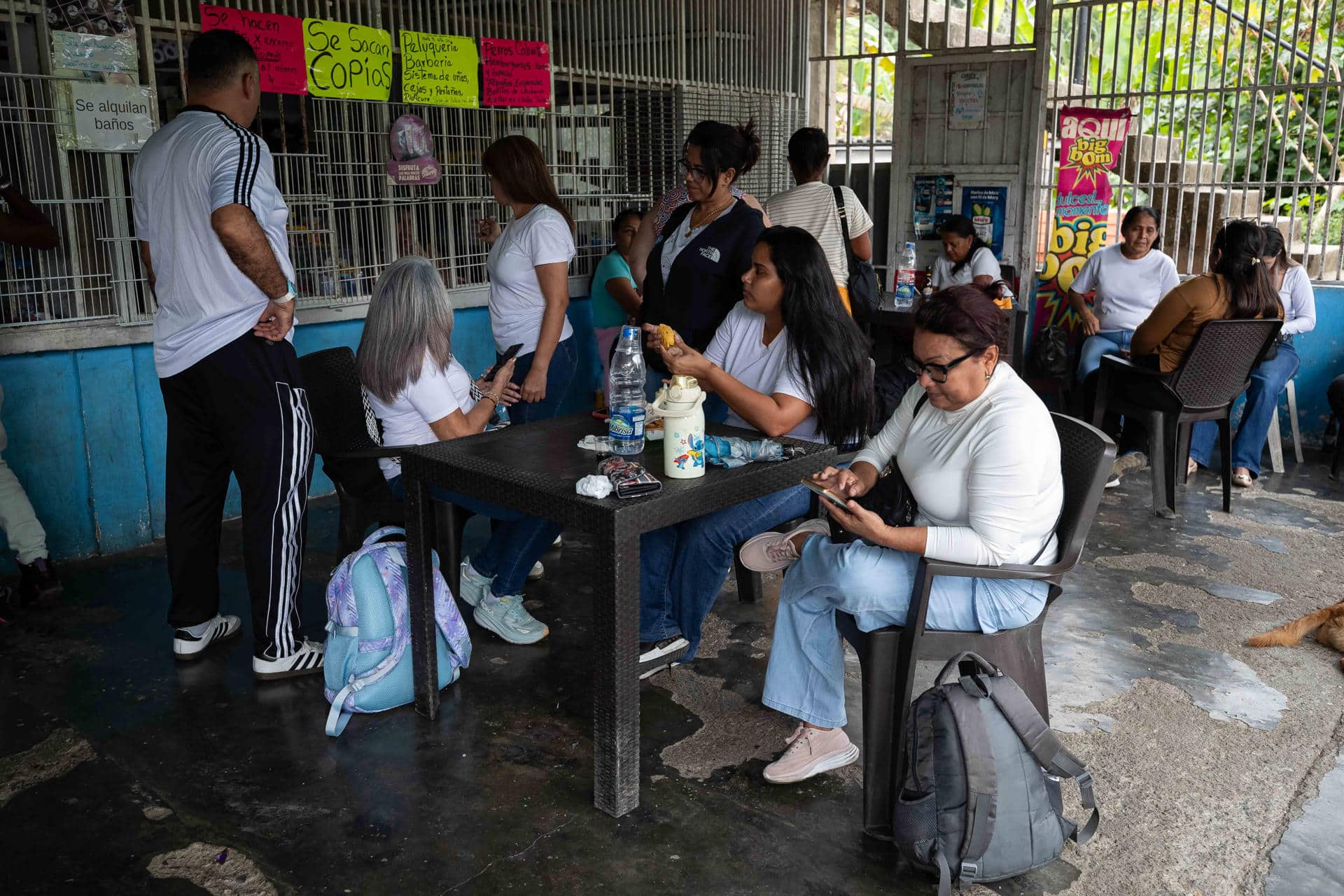 Familiares de presos políticos esperan frente al centro penitenciario Rodeo I este sábado, en Zamora estado de Miranda (Venezuela). EFE/ Ronald Peña R