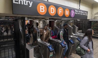 Unas personas salen de los andenes de la terminal del metro en la estación Gran Central en Nueva York (Estados Unidos). Imagen de archivo. EFE/Ángel Colmenares