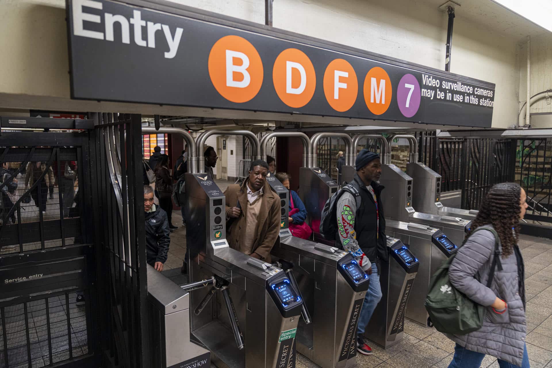 Unas personas salen de los andenes de la terminal del metro en la estación Gran Central en Nueva York (Estados Unidos). Imagen de archivo. EFE/Ángel Colmenares
