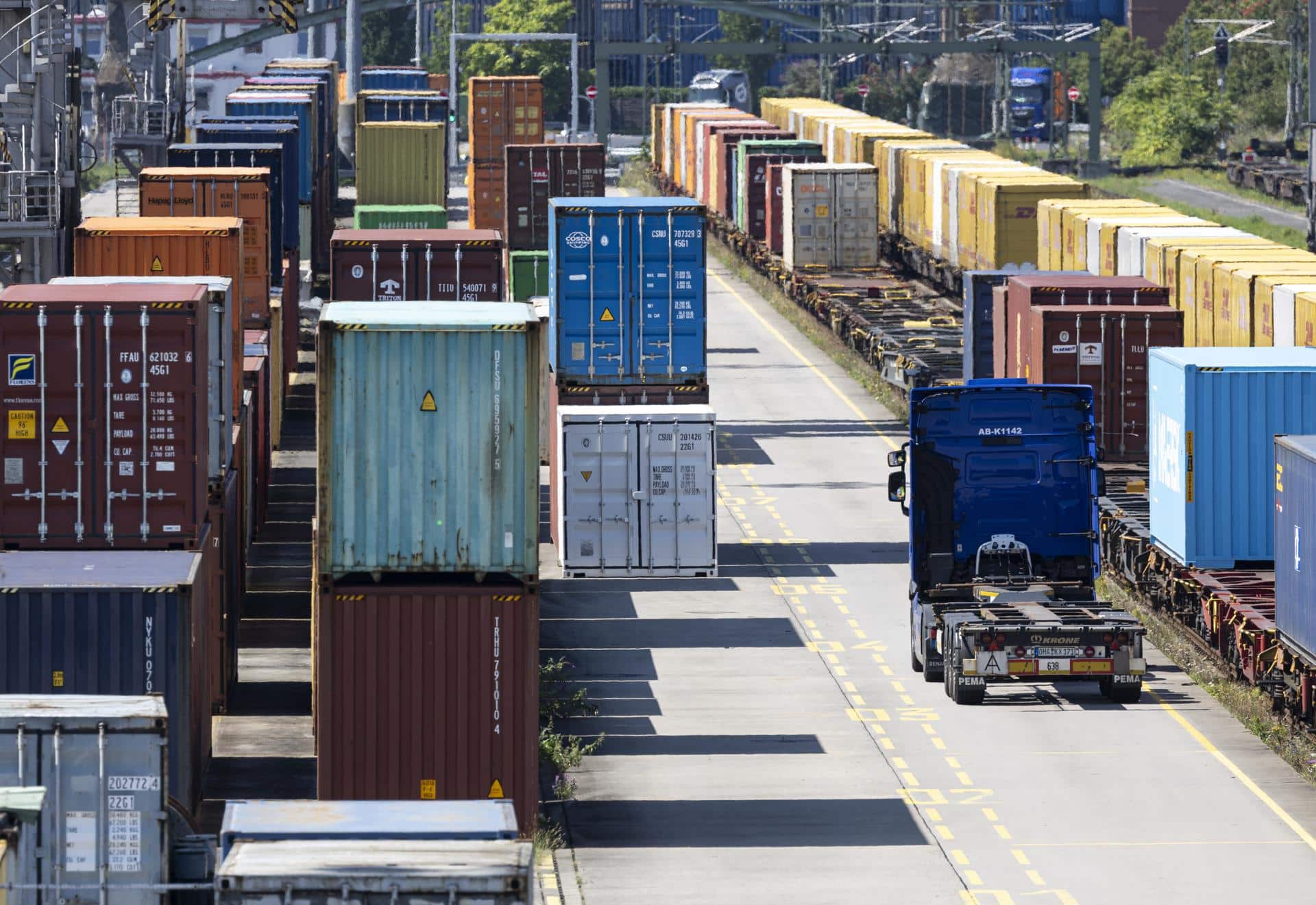 Fotografía de archivo de contenedores en Frankfurt (Alemania). EFE/EPA/HANNES P. ALBERT
