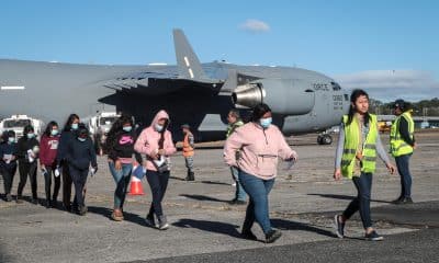 Fotografía de un grupo de migrantes guatemaltecos deportados caminando por la pista de la Base Aérea de Guatemala, en Ciudad de Guatemala (Guatemala). Imagen de archivo. EFE/ STR