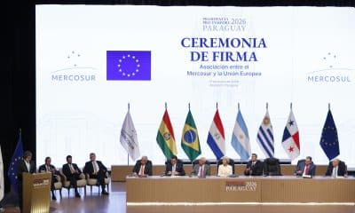 El presidente de Argentina, Javier Milei (i), habla en la ceremonia de la firma del acuerdo de libre comercio entre la Unión Europea (UE) y los países del Mercosur este sábado, en Asunción (Paraguay). EFE/ Juan Pablo Pino