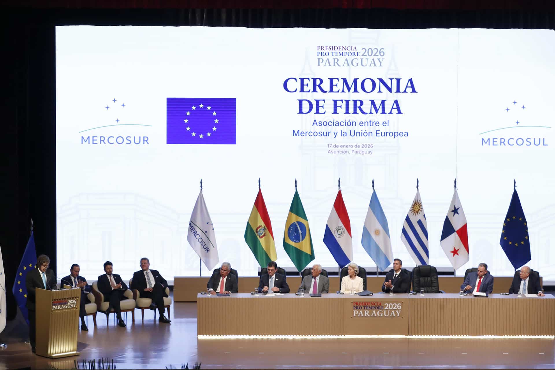 El presidente de Argentina, Javier Milei (i), habla en la ceremonia de la firma del acuerdo de libre comercio entre la Unión Europea (UE) y los países del Mercosur este sábado, en Asunción (Paraguay). EFE/ Juan Pablo Pino