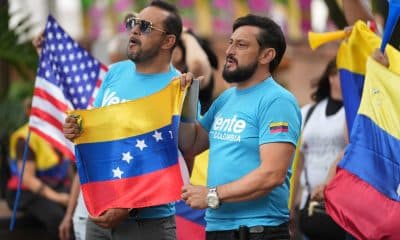 Ciudadanos venezolanos celebran durante una manifestación este domingo, en Cali (Colombia). EFE/ Ernesto Guzmán