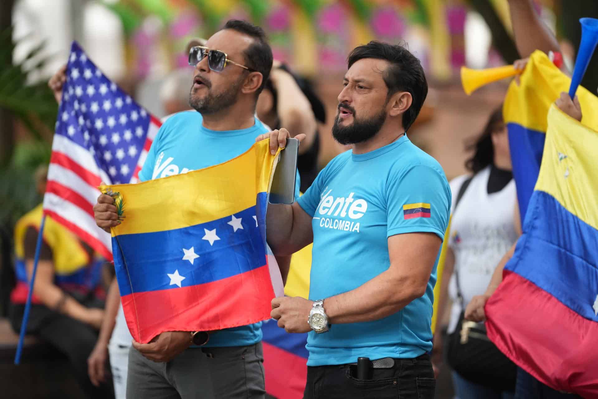 Ciudadanos venezolanos celebran durante una manifestación este domingo, en Cali (Colombia). EFE/ Ernesto Guzmán