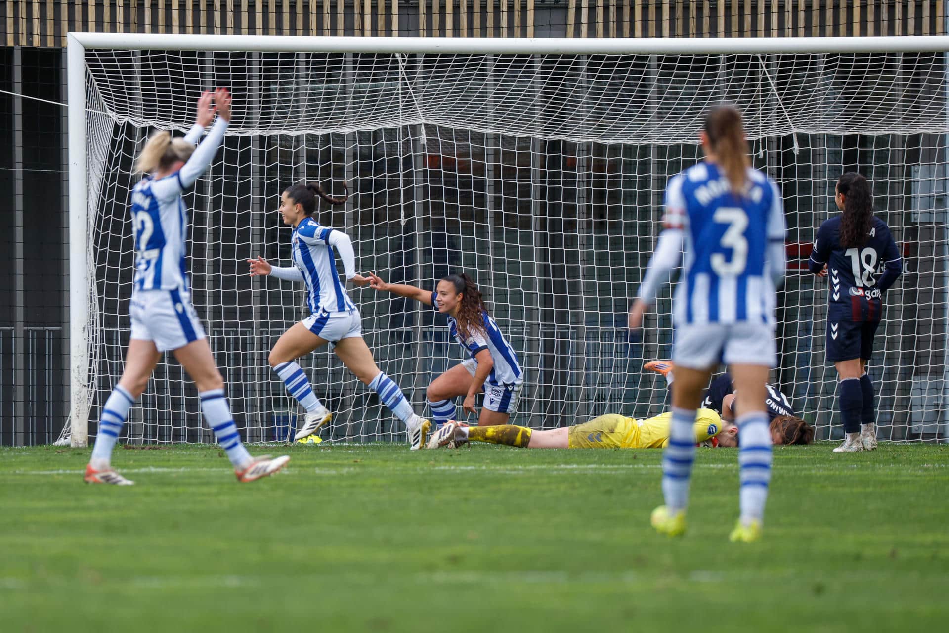 Las jugadoras de la Real Sociedad celebran el tercer gol (3-0) durante el partido de Liga F disputado en el estadio de Zubieta. EFE/Javier Etxezarreta