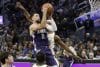 El escolta de los Sacramento Kings Zach LaVine (i) apunta a canasta para 2 puntos ante la marca del alero de los Golden State Warriors Jimmy Butler III (d) en el juego de este viernes en San Francisco (California). EFE/EPA/JOHN G. MABANGLO SHUTTERSTOCK OUT