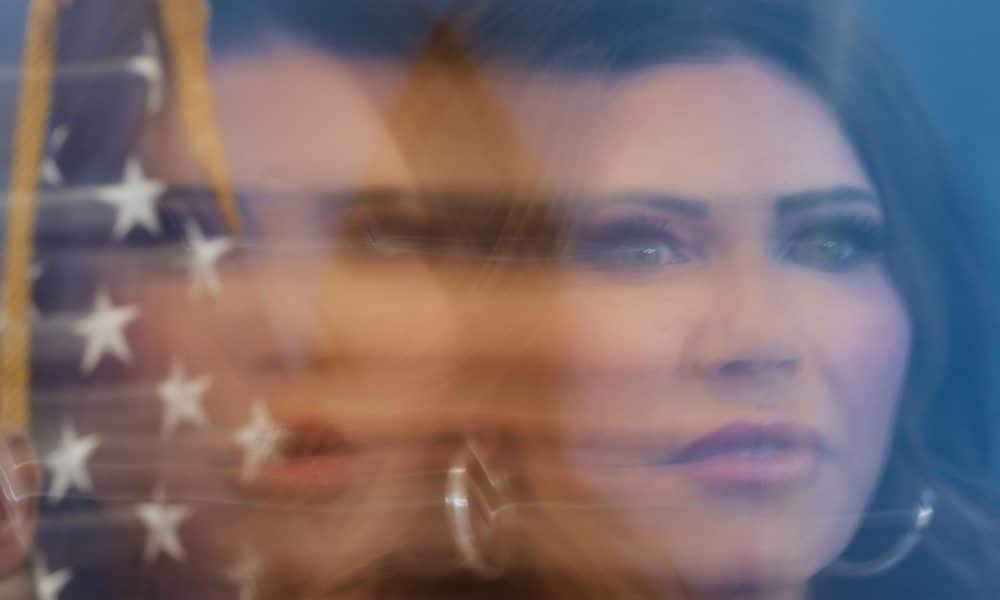 La secretaria del Departamento de Seguridad Nacional, Kristi Noem, habla durante una rueda de prensa en Nueva York (EE.UU). EFE/ Olga Fedorova