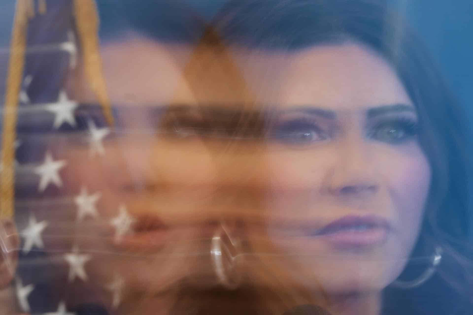 La secretaria del Departamento de Seguridad Nacional, Kristi Noem, habla durante una rueda de prensa en Nueva York (EE.UU). EFE/ Olga Fedorova