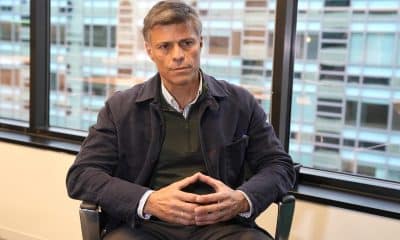 El activista venezolano Leopoldo López habla durante una entrevista con EFE este martes, en Washington (EE.UU). EFE/ Octavio Guzmán