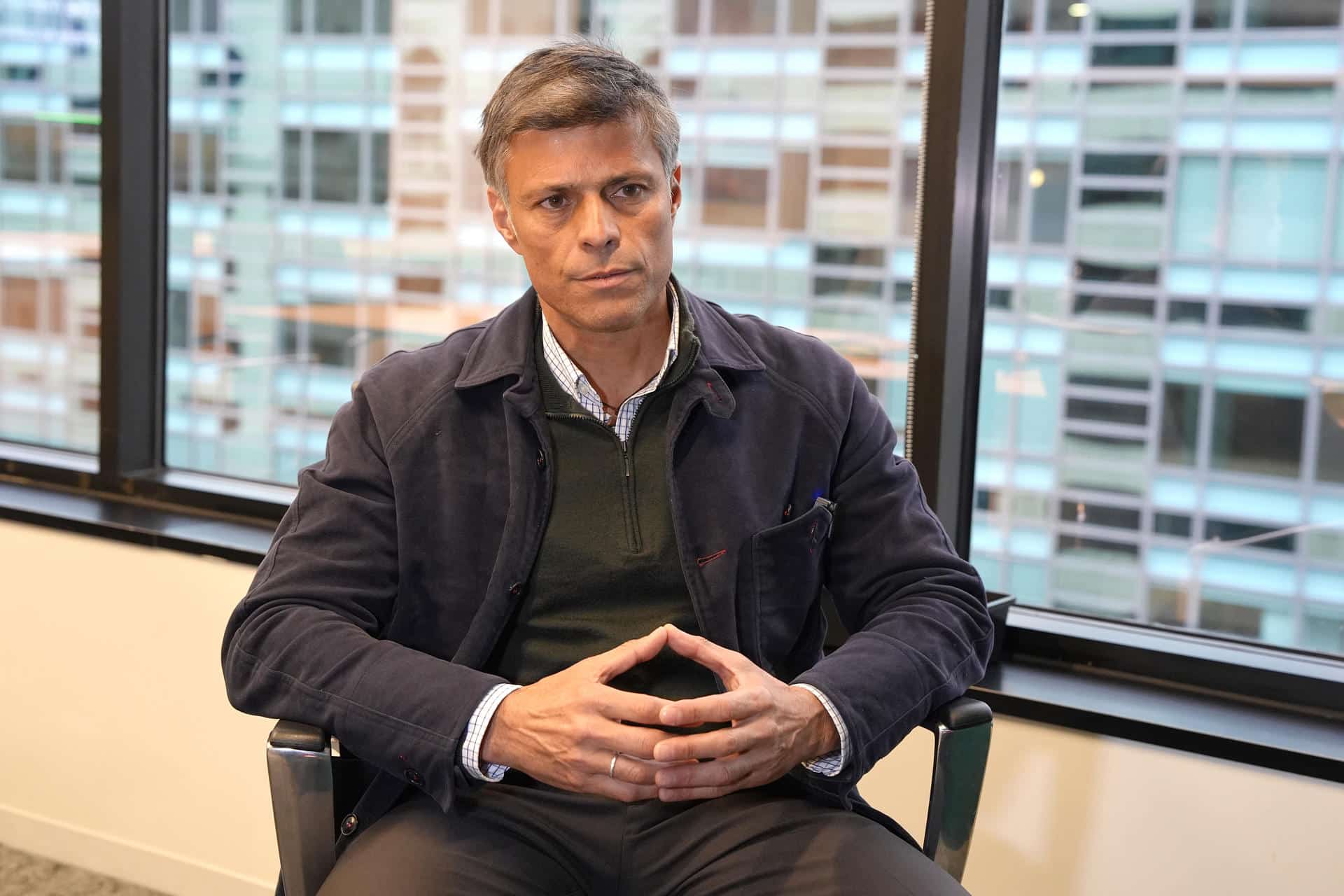 El activista venezolano Leopoldo López habla durante una entrevista con EFE este martes, en Washington (EE.UU). EFE/ Octavio Guzmán