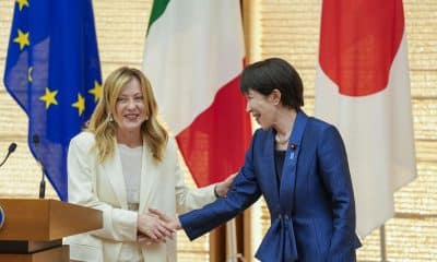 TOKIO (Japón), 16/01/2026.- La primera ministra de Italia, Giorgia Meloni (izq.), y la primera ministra de Japón, Sanae Takaichi, en una rueda de prensa conjunta en la residencia oficial de la primera ministra en Tokio. EFE/EPA/TORU HANAI / POOL