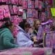Varias personas acuden a una juguetería para comprar los regalos de los niños que esperan la llegada de los Reyes Magos el próximo miércoles en Ciudad de México (México). Imagen de archivo. EFE/Sáshenka Gutiérrez