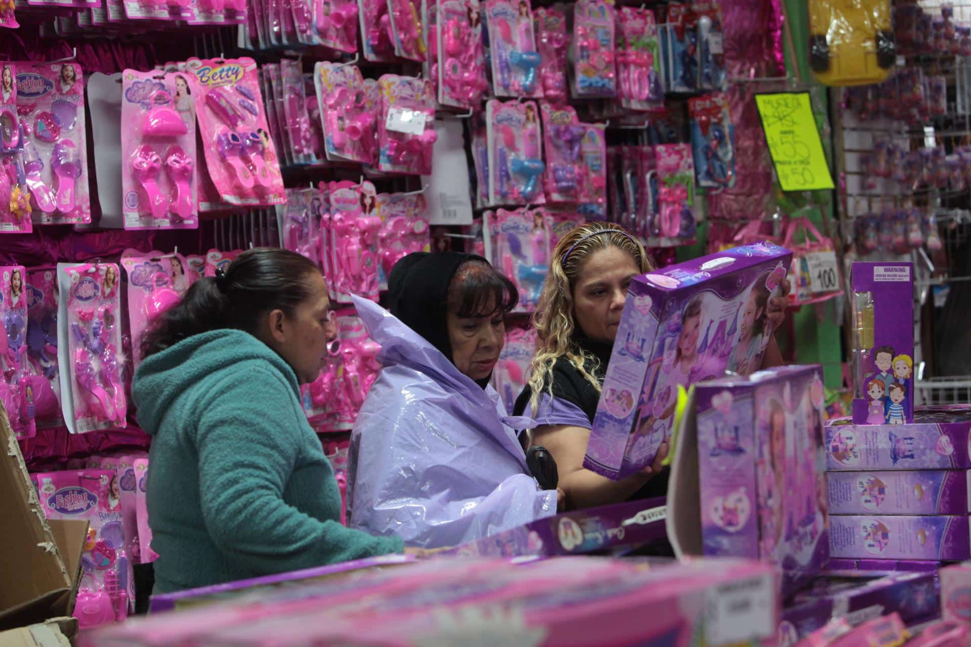 Varias personas acuden a una juguetería para comprar los regalos de los niños que esperan la llegada de los Reyes Magos el próximo miércoles en Ciudad de México (México). Imagen de archivo. EFE/Sáshenka Gutiérrez