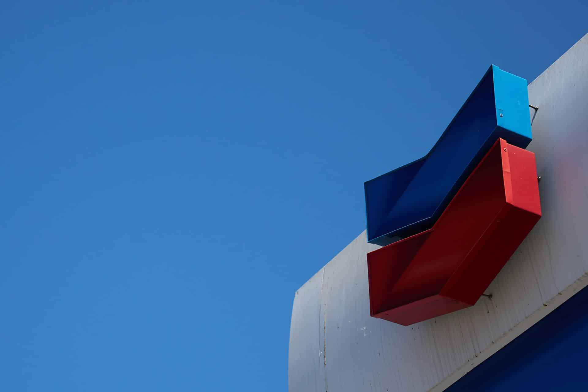 Fotografía de archivo en donde se ve el logo de Chevron. EFE/ALLISON DINNER