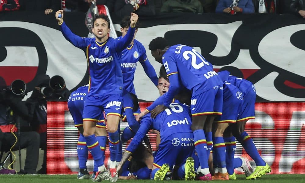 Los jugadores del Getafe celebran el gol de Mauro Arambarri durante el encuentro de la jornada 18 de LaLiga que Rayo Vallecano y Getafe CF disputaron este viernes en el estadio de Vallecas. EFE/Kiko Huesca