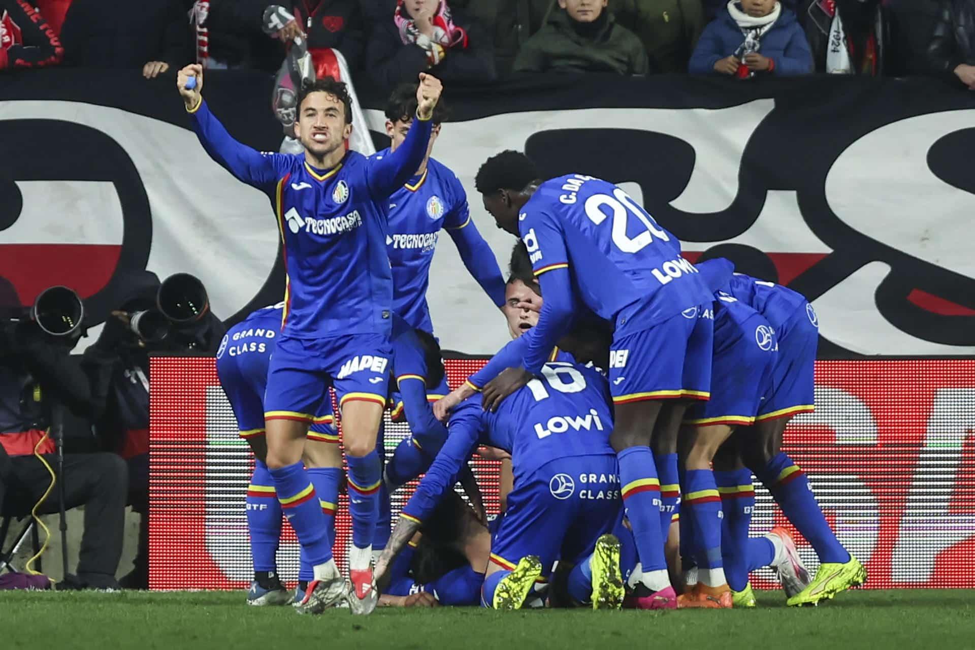 Los jugadores del Getafe celebran el gol de Mauro Arambarri durante el encuentro de la jornada 18 de LaLiga que Rayo Vallecano y Getafe CF disputaron este viernes en el estadio de Vallecas. EFE/Kiko Huesca