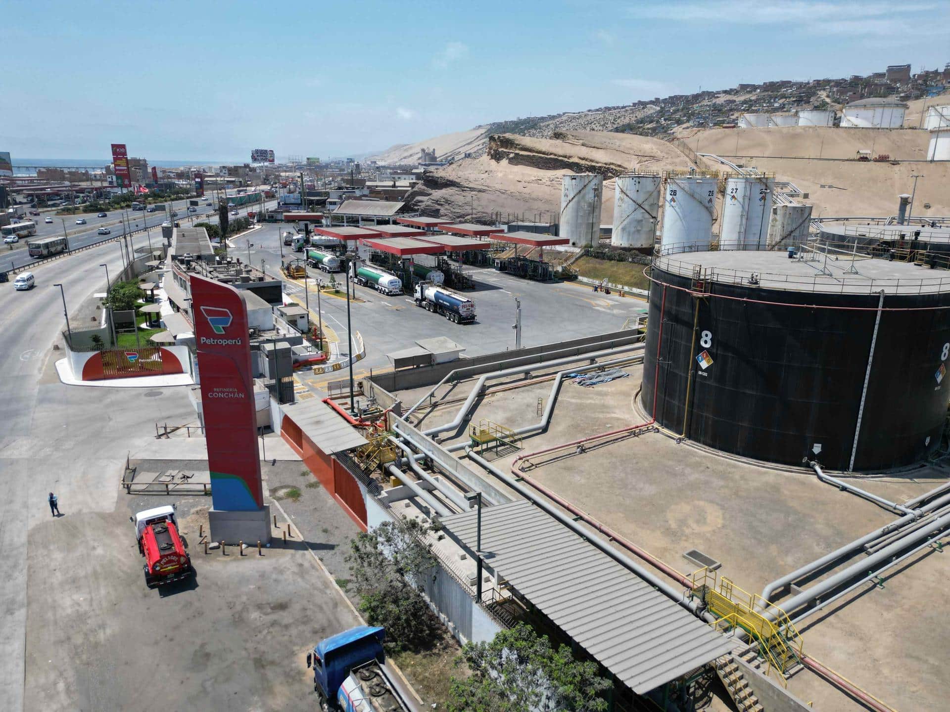 Fotografía aérea cedida por 1080 Films que muestra la refinería de Petroperú este viernes, en Lima (Perú). EFE/ 1080 Films