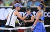 La polaca Iga Swiatek (i) saluda a la rusa Anna Kalinskaya (d) tras ganarla en la tercera ronda del Abierto de Australia. EFE/EPA/JAMES ROSS AUSTRALIA AND NEW ZEALAND OUT
