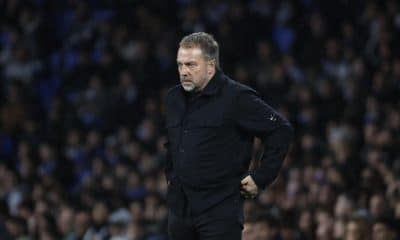 El entrenador del Barcelona, Hansi Flick durante el partido de LaLiga EA Sports que Real Sociedad y FC Barcelona disputaron en el estadio de Anoeta, en San Sebastián. EFE/Javier Etxezarreta