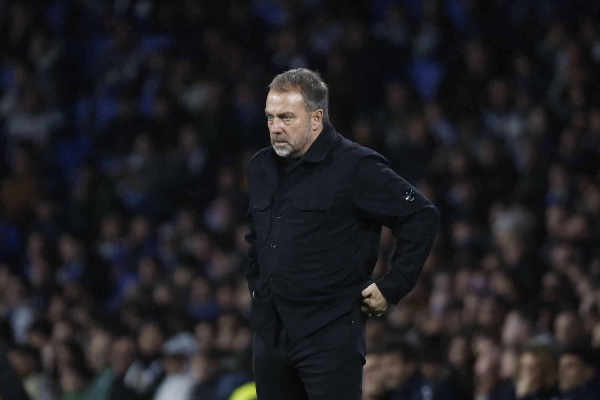 El entrenador del Barcelona, Hansi Flick durante el partido de LaLiga EA Sports que Real Sociedad y FC Barcelona disputaron en el estadio de Anoeta, en San Sebastián. EFE/Javier Etxezarreta