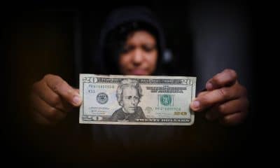 Una persona muestra un billete estadounidense en la ciudad de Guadalajara, en Jalisco (México). Fotografía de archivo. EFE/ Francisco Guasco