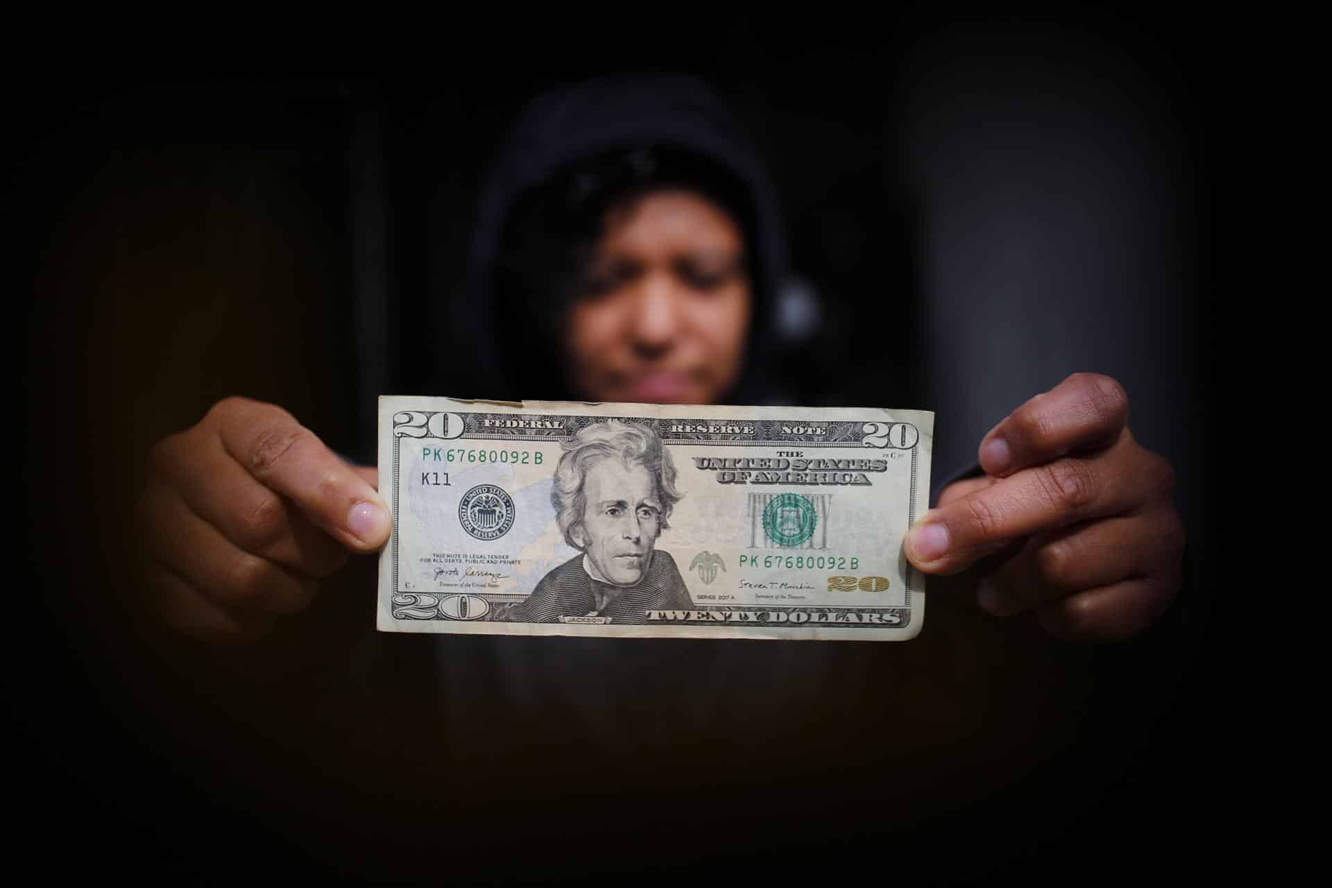 Una persona muestra un billete estadounidense en la ciudad de Guadalajara, en Jalisco (México). Fotografía de archivo. EFE/ Francisco Guasco