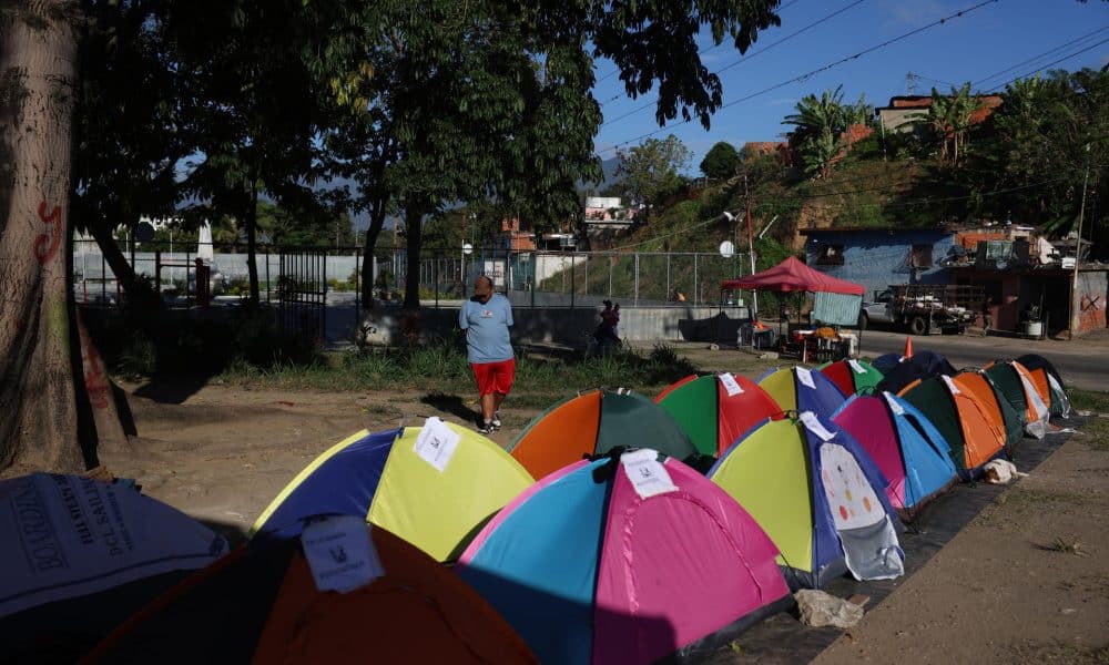Fotografía del 22 de enero de 2026 que muestra carpas de familiares de presos políticos frente al centro penitenciario Rodeo I, en Zamora, estado de Miranda (Venezuela). EFE/ Miguel Gutiérrez