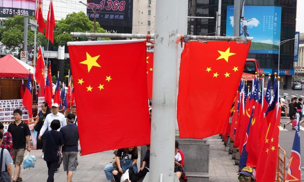 Fotografía de archivo, tomada el 28/04/2019, que muestra banderas chinas en una calle de Taipéi, Taiwán. EFE/EPA/DAVID CHANG