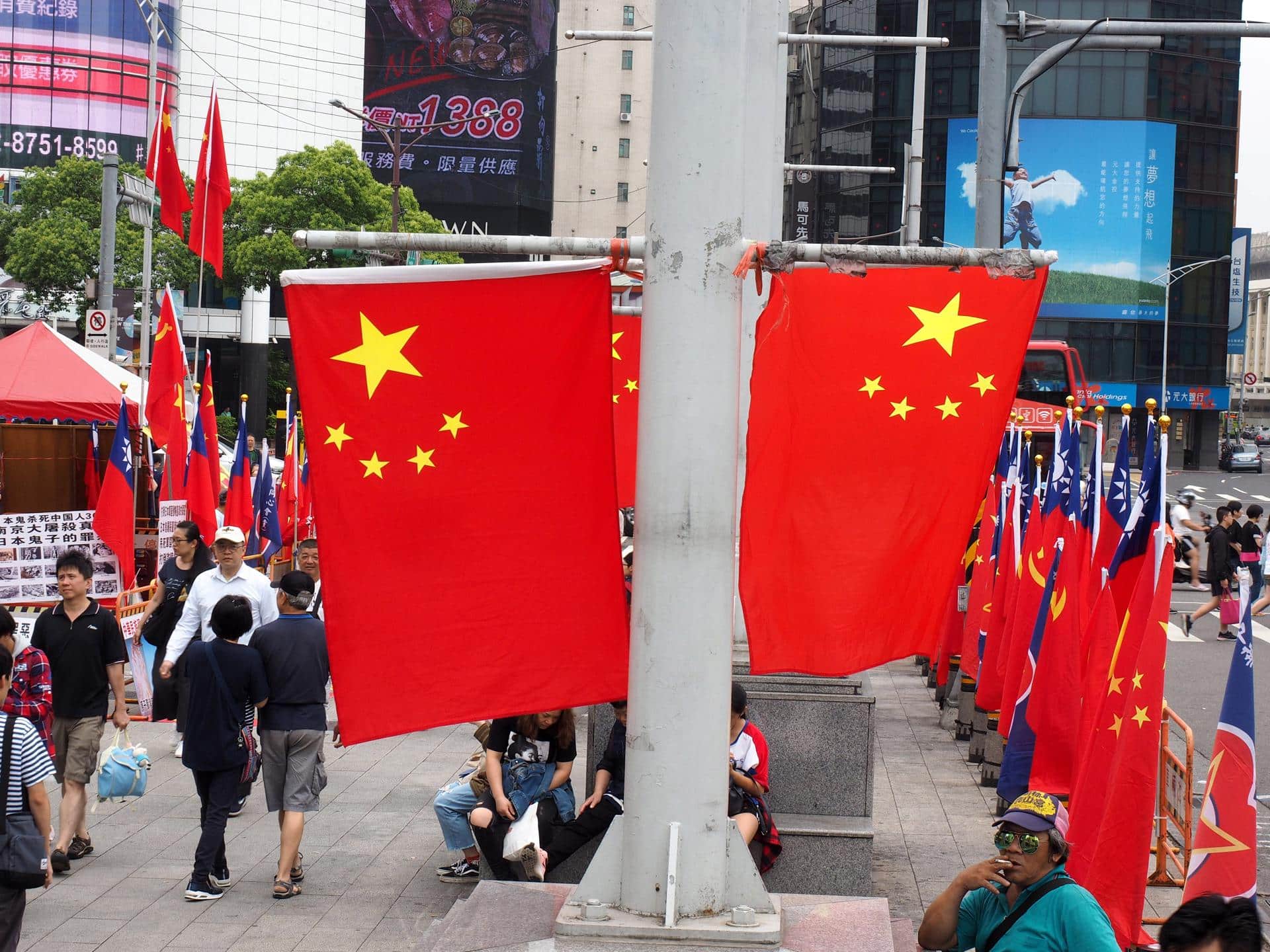 Fotografía de archivo, tomada el 28/04/2019, que muestra banderas chinas en una calle de Taipéi, Taiwán. EFE/EPA/DAVID CHANG