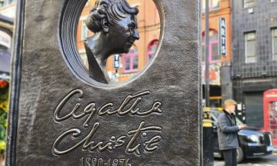 Estatua memorial de Agatha Christie en Leicester Sq. El legado literario de la eterna "reina del crimen"sigue atrapando a nuevos lectores y demostrando que su memoria desafía el tiempo, al cumplirse mañana cincuenta años de su muerte en Inglaterra a los 85 años. EFE/ Guillermo Garrido **SOLO USO EDITORIAL/SOLO DISPONIBLE PARA ILUSTRAR LA NOTICIA QUE ACOMPAÑA (CRÉDITO OBLIGATORIO)***
