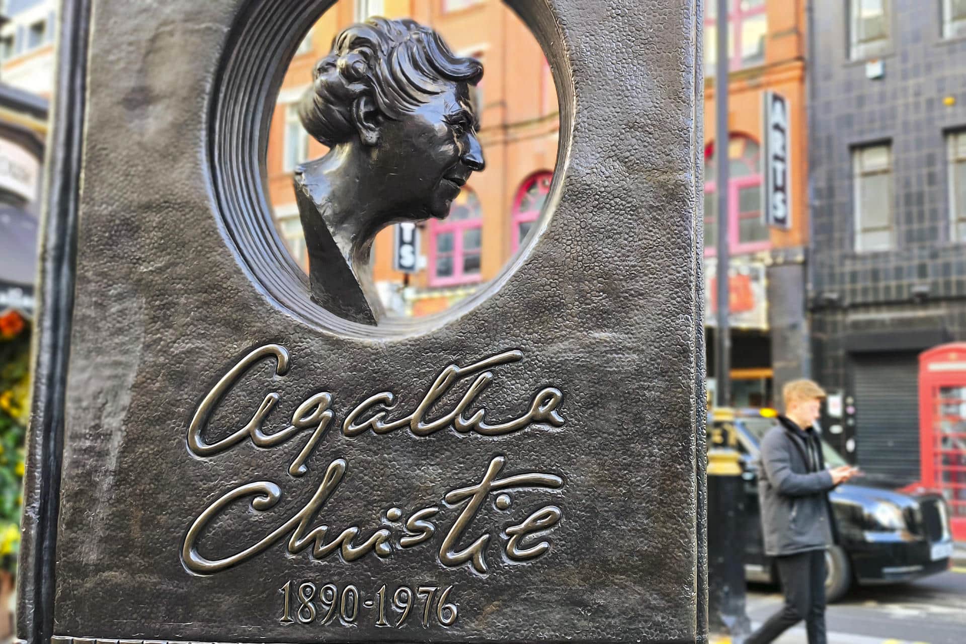 Estatua memorial de Agatha Christie en Leicester Sq. El legado literario de la eterna "reina del crimen"sigue atrapando a nuevos lectores y demostrando que su memoria desafía el tiempo, al cumplirse mañana cincuenta años de su muerte en Inglaterra a los 85 años. EFE/ Guillermo Garrido **SOLO USO EDITORIAL/SOLO DISPONIBLE PARA ILUSTRAR LA NOTICIA QUE ACOMPAÑA (CRÉDITO OBLIGATORIO)***