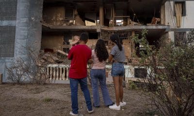 Personas observan un edificio afectado por un explosivo, este 4 de enero de 2026 en Catia La Mar (Venezuela).EFE/ Miguel Gutiérrez