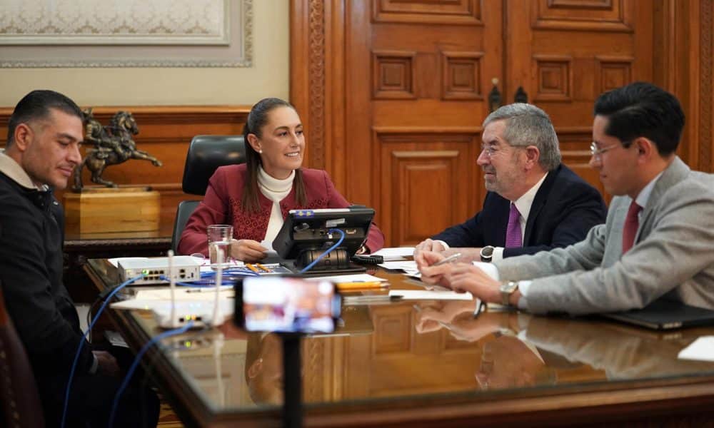Fotografía cedida por la Presidencia de México, de su mandataria Claudia Sheinbaum (c) acompañada por el del titular de la Secretaría se Seguridad y Protección Ciudadana Omar García Harfuch (i), el canciller mexicano Juan Ramón de la Fuente (2-d) y el subsecretario para América del Norte, Roberto Velasco (d), durante una conversación telefónica con el presidente estadounidense Donald Trump este lunes, en el Palacio Nacional de Ciudad de México (México). EFE/Presidencia de México/ SOLO USO EDITORIAL/NO VENTAS/SOLO DISPONIBLE PARA ILUSTRAR LA NOTICIA QUE ACOMPAÑA (CRÉDITO OBLIGATORIO)